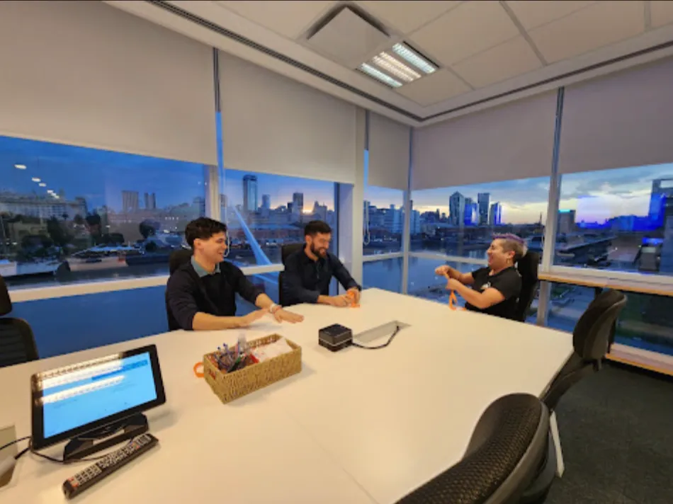Equipo Vantegrate en oficina al atardecer — empresa de agentes de IA