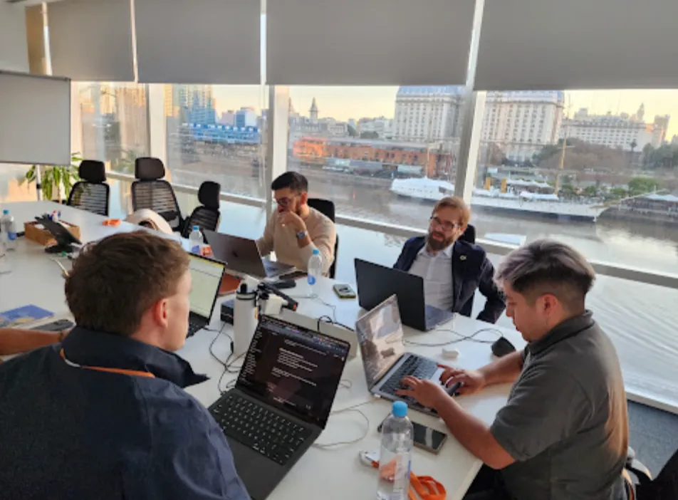 Equipo Vantegrate trabajando junto al puerto — empresa de inteligencia artificial