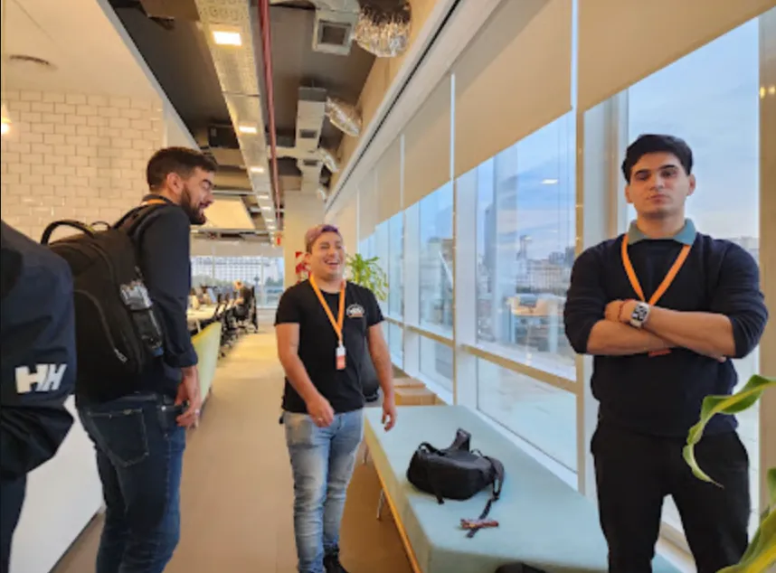 Equipo Vantegrate en pasillo de oficina — cultura de trabajo remoto